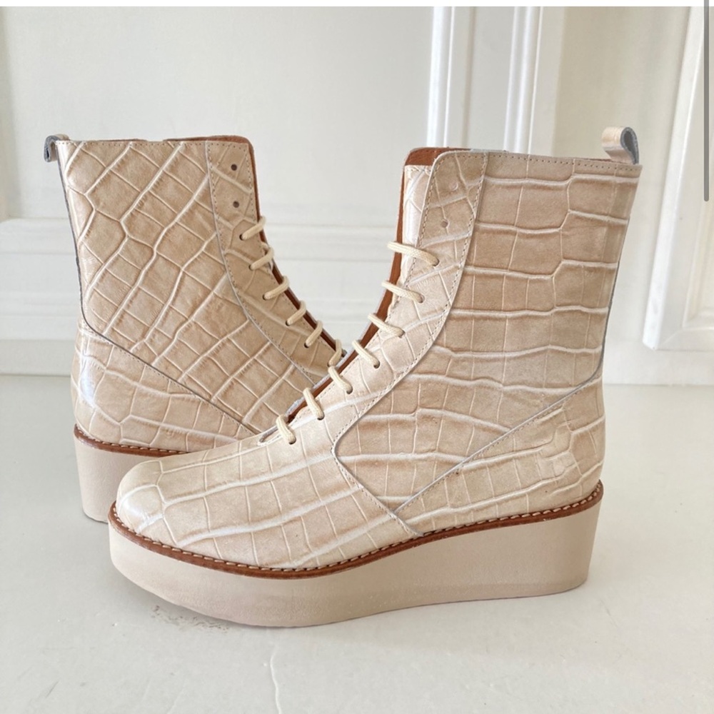 Anthropologie Lace Up Stompy Creme Alligator Print Platform Boots Sz 36
